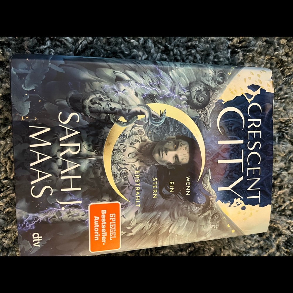 German Crescent City book and fairyloot Necklace